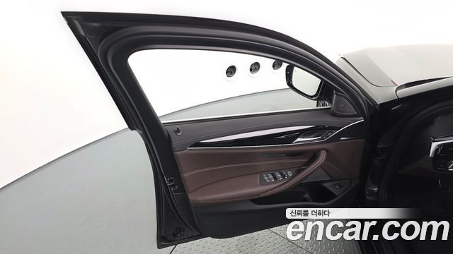 بي ام دبليو الفئة الخامسة (G30) 530i xDrive M