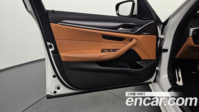 بي ام دبليو الفئة الخامسة (G30) 520i M